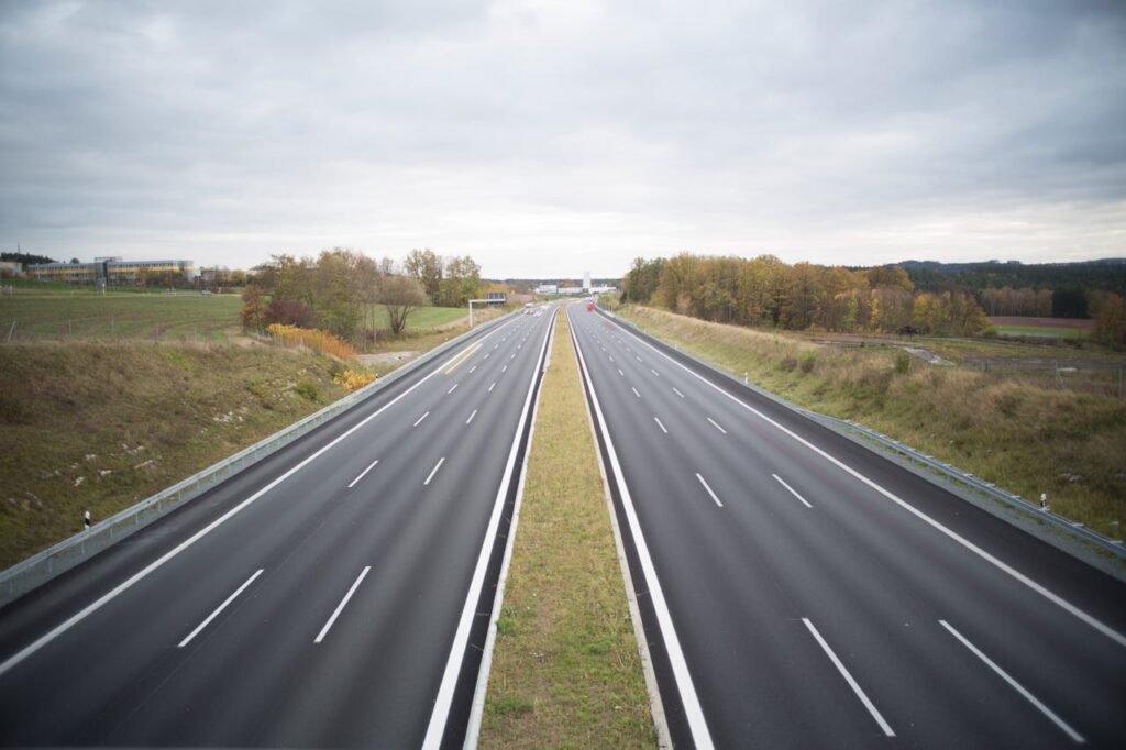 Sind Autobahnen in Deutschland gebührenpflichtig? Wir prüfen es, bevor Sie sich auf den Weg machen!