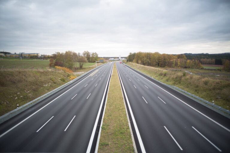 Sind Autobahnen in Deutschland gebührenpflichtig? Wir prüfen es, bevor Sie sich auf den Weg machen!